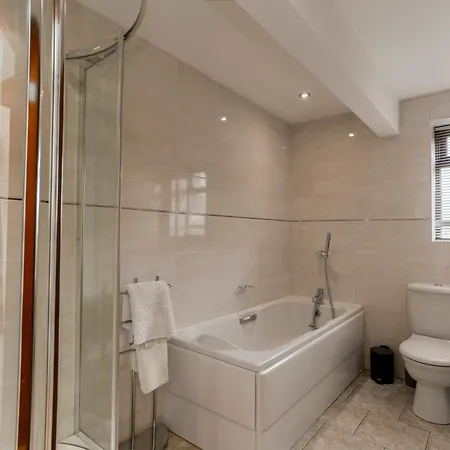 Isabella Place In - 3 Bed Property, 2 Double Beds, 1 Large Double Bed, Ideal For Families Apartment *