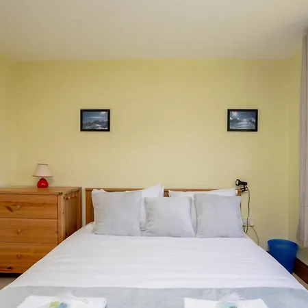 Apartment Isabella Place In - 3 Bed Property, 2 Double Beds, 1 Large Double Bed, Ideal For Families *