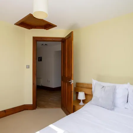 Apartment Isabella Place In - 3 Bed Property, 2 Double Beds, 1 Large Double Bed, Ideal For Families *