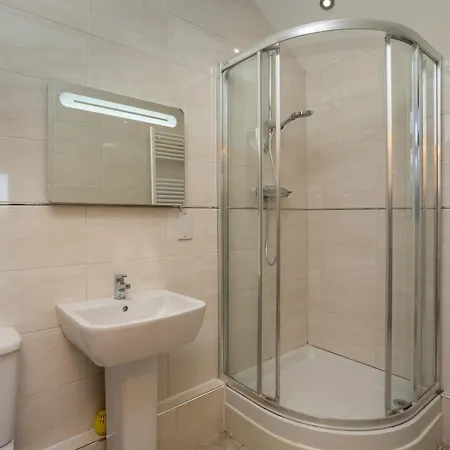 Apartment Isabella Place In - 3 Bed Property, 2 Double Beds, 1 Large Double Bed, Ideal For Families *